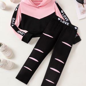 Meisjes Tweedelige Set: Kleurblok Letter Hart Capuchon Crop Top met Lange Mouwen en Slim Fit Joggers - Casual Comfortabele Mode voor Lente, Zomer en Herfst, Ideaal voor Buiten
