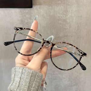 Een paar unisex casual ronde frame decoratieve brillen, stijlvol en eenvoudig, geschikt voor dagelijks en outfitcoördinatie voor foto's.