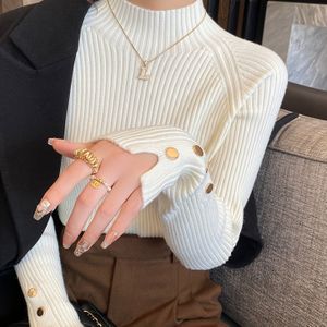 Aansluitende Top voor Herfst en Winter! Een Witte Trui met Hoge Kraag en Metalen Knopenaccenten aan de Manchetten, Met een Op Maat Gemaakte Pasvorm die Stijlvolle en Elegante Outfits Creëert