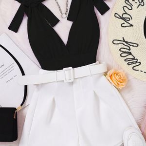 Stijlvolle Tweedelige Set voor Vrouwen - Chique Zwarte Twist V-Hals Mouwloze Top met Witte Shorts en Riem, Perfect voor Lente/Zomer, Modieuze Outfit|Twist Front Top|Strakke Uitstraling