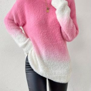 Een Oversized Trui Met Kleurverloop, Lange Mouwen En Lange Mouwen.