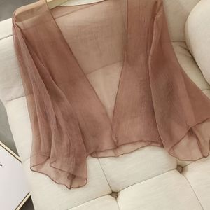Een korte, losse chiffon cardigan voor de zomer, perfect om met rokken te combineren, als strandbedekking en zonnescherm.