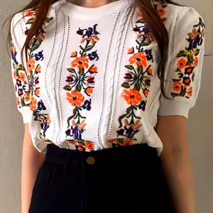 Elegante Top met Geborduurde Bloemenmotief, Ronde Hals en Korte Mouwen | Vintage Stijl, Dun, Zomerse Stijl, Unieke Bubble Mouwen
