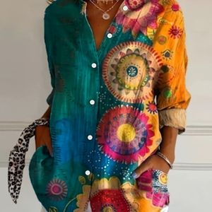 Een vintage bloemenprint overhemd voor moederdag, met een casual knoopsluiting aan de voorkant en lange mouwen, ontworpen voor vrouwen.