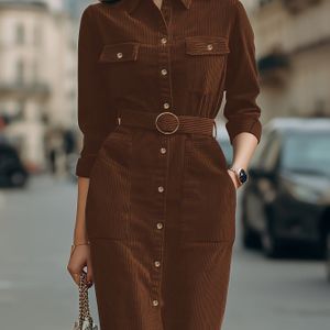 Elegante damesjurk voor kantoor en casual - Rode blouse-jurk met knoopsluiting en gestructureerde kraag, professionele en alledaagse outfits voor alle seizoenen - Dameswerkplek & feest