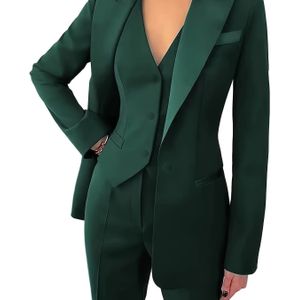 Een stijlvolle driedelige set met een elegant design voor onderweg, een formele zakelijke stijl met zakdetails, inclusief een vest en lange broek.