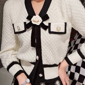 Elegante tweedelige V-hals cardigan met 3D bloemknopdetail - lange mouw geribde trui voor dames, perfect voor herfst/wintermode, stijlvolle knoopsluiting, chic en tijdloos ontwerp