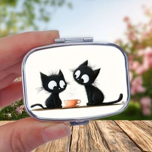 1 Schattige Kattenvormige Pillendoos met 2 Vakjes, Draagbare en Duurzame Metalen Medicijnorganizer voor en Medicijnen – Het Perfecte Reiscadeau voor Ouders en Vrienden