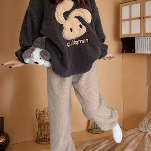 Leuke konijnen- en letterpatroon fleece dikke loungewear set voor dames, top met lange mouwen en ronde hals en broek, comfortabele relaxte pasvorm voor herfst en winter.