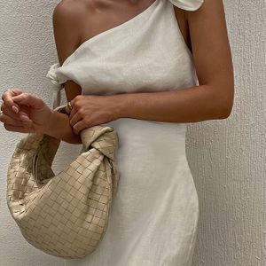 Vrouwen elegante lange jurk met asymmetrische plooien en kleur halslijn, onafhankelijk ontwikkeld door het merk April