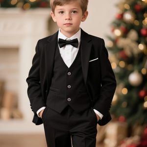 Formele outfit voor jongens, bestaande uit een pakjasje, vest, broek en viooltje, maar het overhemd is niet deel van de set, jongenskleding, jongens