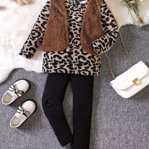 Driedelige set voor meisjes en kinderen met borstomvang, inclusief een nieuw pluche vest, onderhemd met luipaardprint en broek voor herfst en winter