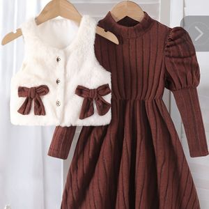 Jong Meisje's Elegante Hoge Nek Puff Mouw Taille-Gespannen Kleur Fluweel Gebreide Jurk met Ronde Hals Korte Pluizige Strik Decor Vest, Herfst/Winter Twee-Delige Set P101813