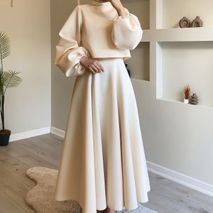 Vrouwelijk eenvoudig gekleurd kort hemd met een uitlopende rok in Midden-Oosterse moslimstijl.