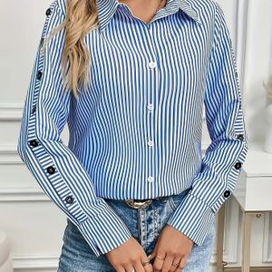 Een casual gestreept polyester overhemd voor dames met een kraag en imitatieknopen - een stoffen overhemd geschikt voor de herfst.