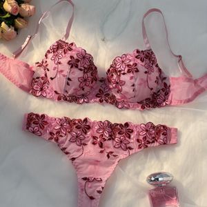 Herfst en Winter Roze Bloemen Geborduurde Ondergoed Set, Warme Kleur met Voering Comfortabele en Mesh Slipjes, Hoogwaardige Nieuwe Stijl Verzamelde en Slipjes