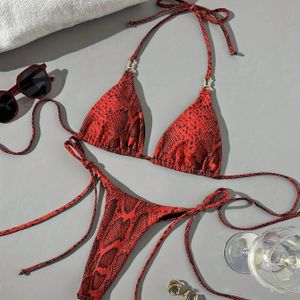 Twee-delige bikini-set met slangshuidprint en knoopdetails.