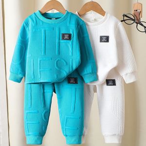 Jongens Herfst- en Winter Multidelige Set met Mode Letter Reliëf Lange Mouwen Top en Broek, Comfortabele Herfst/Winter Kleding voor Buiten