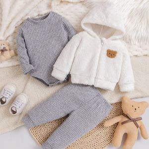 JOPGEEY Baby 3-delige Winteroutfit Set - Pluche Beer Capuchonjas, Gestreepte Romper & Broek | Zachte en Knusse Kleding, Wasmachinebestendig (0-) | Schattig 3- Ensemble, Perfect voor Buiten