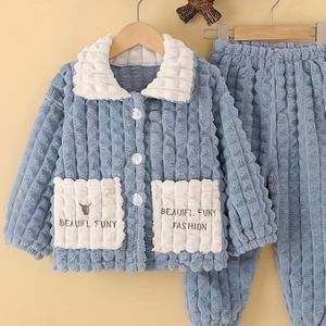 2-delige herfst/winter pyjamaset voor jongens, casual reverskraag gebreide polyester nachtkleding met alfabetpatroon, dikke fleecevoering met zakken en knopen, pasvorm.