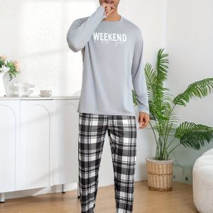 Een Tweedelige Set Bestaande uit een Grijs Overhemd met Lange Mouwen en Broek met Geruit , Ontworpen als Loungewear