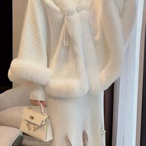 Plus Size Elegante Fleece-Gevoerde Cape-Stijl Schoudervrapjas - Winter Warme Losse Pasvorm Met Kralendetails, Handwasbare Buitenjas in Kleur, Wintersmode, Capesjasje met Kraleversiering