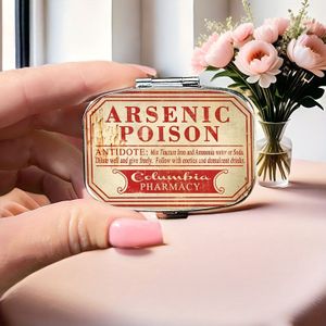 1 stuk Arsenic Giftig Vierkant Pillendoosje, Mini Pilhouder, 2 vakjes pilorganizer Huishoudelijke Draagbare Opbergdoos, ervoor Zoekers Tassen Reizen Uniek Cadeau
