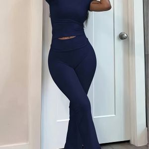 Casual Kleur Slim Fit Tweedelige Set, Korte Mouw Ronde Hals T-Shirt en Aansluitende Flare Broek Outfit voor Vrouwen