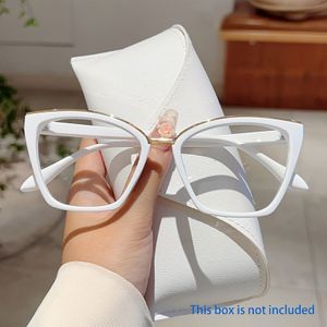 1 stuk Dames Nieuwe Kattenoogvormige Modebril Uniek Montuurontwerp Retro Geavanceerd Gevoel Rode Bril Geschikt voor Dagelijkse Decoratieve Brillen