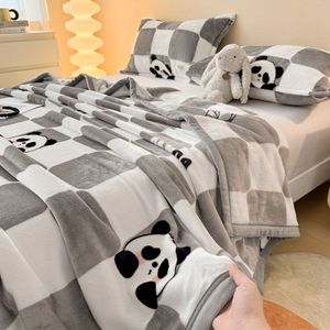 Gezellige Panda Pluche Flanellen Deken - Zacht Fleece, Grijs Geruit Ontwerp met Schattige Panda Patronen, Warm & Comfortabel voor Bank, Bed of Sofa, Machinewasbaar, Gebruik voor Alle Seizoenen