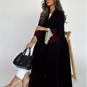 Elegante lange cardigan jurk met mouwen, stijlvol samen gesteld voor Ramadan in het Midden-.