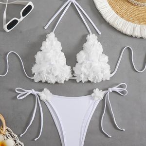 Stijlvolle witte drievoudige bloemprint bikini set met zijbandjes en halsbandje - sexy tweedelige strandoutfit voor dames