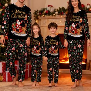 Een set kerstoude kinder- en ouderkleding met originele lange mouwen voor de lente en herfst, met een cartoon kerstmanprint, voor buiten.