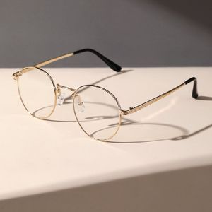 Een paar stijlvolle metalen ovale brillen voor mannen met heldere glazen.