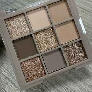 9-Kleuren Oogschaduwpalet voor Donkere Huid - Matte, Glans, Metalen Afwerkingen, Waterdicht & Zweetbestendig, Langhoudende Vlekbestendige Tinten in , Goud en Zwart