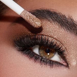 Schitterende Diamant-Glow Oogschaduw Die Lang Blijft Zitten, Vlekbestendig Is En Eenvoudig Aan Te Brengen. Bereik Een Sprankelende Oogschaduwlook, Perfect Voor Feesten En Muziekevenementen.