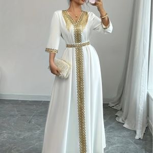 Elegante witte V-hals maxi jurk met gouden accenten - mouwloos, A-lijn silhouet, perfect voor de zomer, damesmode voor volwassenen, elegante kleding|V-hals jurk|Polyester stof
