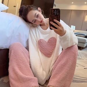 Winterse Dikke Hartvormige Coral Fleece Pyjama Set voor Vrouwen - Warm, Zoete Hartdesign, Premium Plus-Size Loungemode