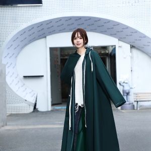 Elegante Volledige Lichaam Regenjas voor Dames - Capuchon Lange Hoogwaardige Fietsponcho met Ritssluiting, Levendig Blauw Winddicht Ontwerp voor Buitenactiviteiten, Fietsen & Stadsverkeer