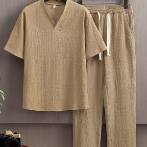 Stijlvolle casual outfit voor heren, zomerse herenleisure set, casual ensemble met korte mouwen en lange broeken voor heren.
