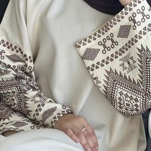 Elegante geborduurde maxi jurk met geometrisch - Beige polyester, lange mouw, ronde hals, perfect voor lente/herfst evenementen, culturele kleding|Geometrische jurk|Polyester stof