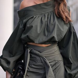 Stijlvolle Off-Shoulder Asymmetrische Lange Mouwen Blouse voor Vrouwen - Chique Ontwerperstijl, Groen, Gerimpelde Manchetdetail, Machinewasbaar, Lente/Zomer Collectie