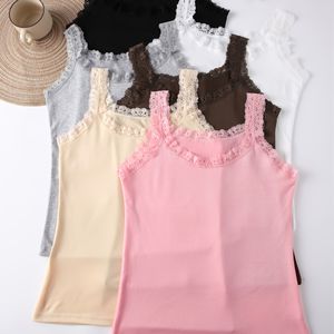 Zes eenvoudige ronde halsvesten, allemaal passend met kanten versierde tops, damesondergoed en lingerie.