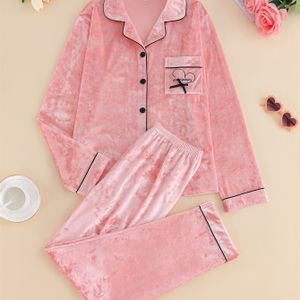 Elegante fluwelen pyjamaset voor dames - Lange mouwen, shirt met knoopsluiting en revers & broek met zakken, zachtroze winter nachtkleding voor comfortabele avonden