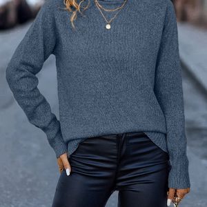 Stijlvolle warme gebreide trui met hoge hals voor dames ontwikkeld voor het maken van patronen.