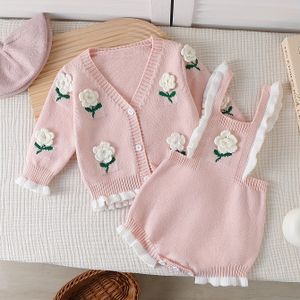 Ontwerp voor grensoverschrijdende geïsoleerde vest en jumpsuit set voor jongeren, met een schattige handgenaaide gebreide vest met bloemenpatronen, evenals een romper, voor buiten