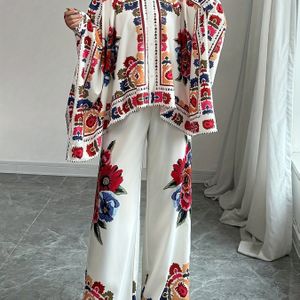 Dames Bloemenprint Top en Broek Set - Levendige Tropische Ontwerp, Witte Broek met Rode Bloemenprint Patronen, , Casual Kleding|Bloemenprint Top|Polyester Stof