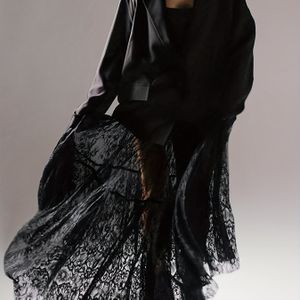 2025 Nieuwe Europese en Amerikaanse Stijl Mode Lange Rok voor Vrouwen - Zwarte Sexy Doorschijnende Kant Hoge Taille Commuter Midi Rok