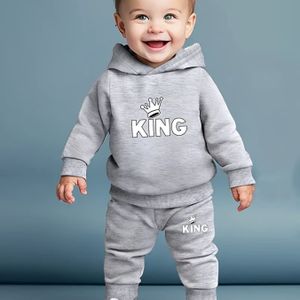 Lente- en Herfststijl Babyjongen Letterprint Fleece Hoodie en Joggingbroek Casual Tweedelige Set Richtingsontwikkeling, voor Buiten