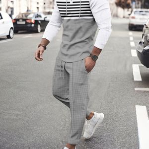 Minimalistische herensportpak met capuchon en gestreepte top + broek in dezelfde kleur, ideaal voor dagelijkse uitjes